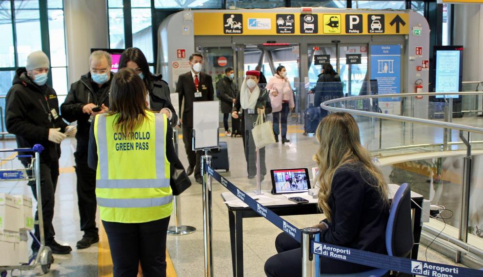 Controles de los certificados covid en el aeropuerto romano de Fiumicino.