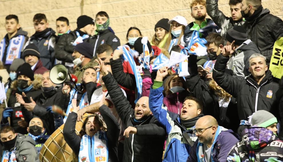 Aficionados del Utrillas animan al equipo en el campo