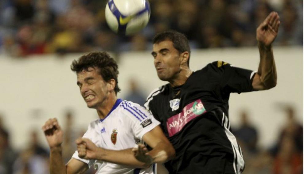 Gaizka Garitano salta con el central zaragocista Pavón, en el Real Zaragoza-Alavés de 2008.