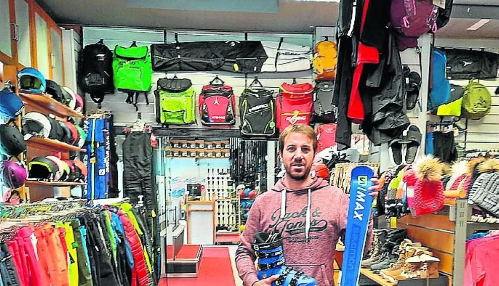 Álex Masonet, en su tienda de deportes de Formigal