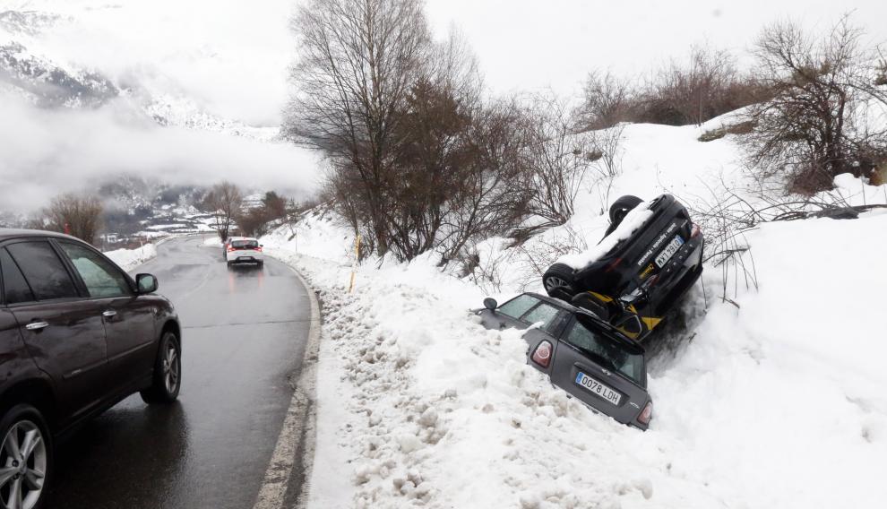 La nieve ha provocado estos días numerosas restricciones en la carretera y también accidentes, como este de dos vehículos este martes en la carretera de Formigal.