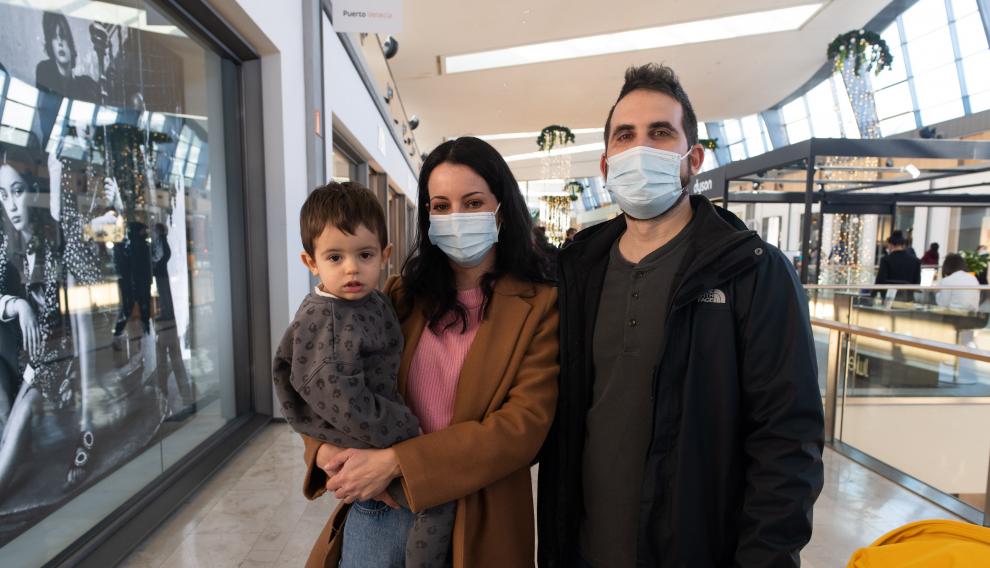 Raúl Iranzo, su mujer Tamara y su niño Lorién, ayer en Puerto Venecia, comprando regalos.