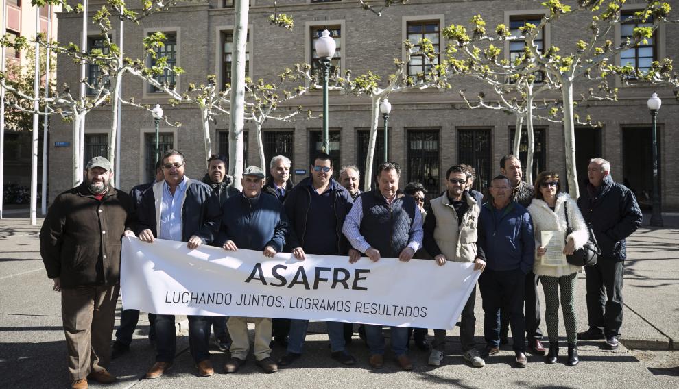 Integrantes de Asafre, a las puertas del Pignatelli, pidiendo la limpieza del río en 2019.