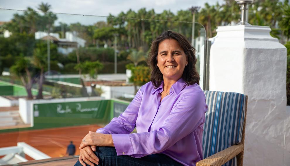 Conchita posa en lo alto de la pista central del Club de Tenis Puente Romano, que lleva el nombre de Manolo Santana.