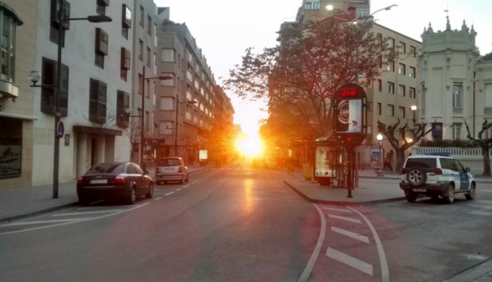 El solsticio en la avenida de Martínez Velasco de Huesca.