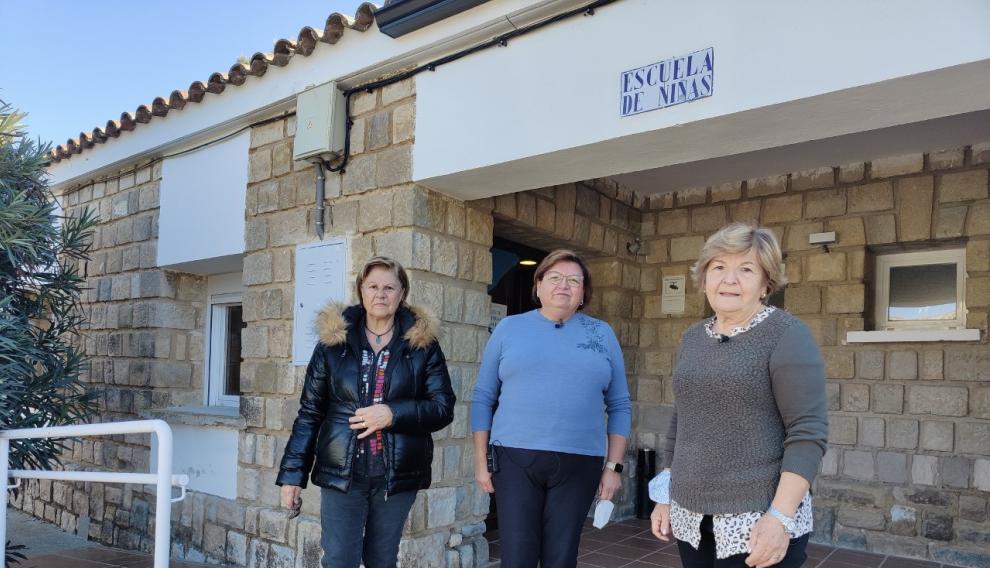En la imagen, de izquierda a derecha, Virginia Rivas, Ana Ramón y Marisol Puyalto frente al local de la asociación de mujeres.