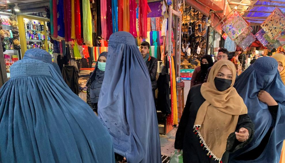 Mujeres vestidas con burka y hiyab (o pañuelo) islámico en un mercado de Kabul.