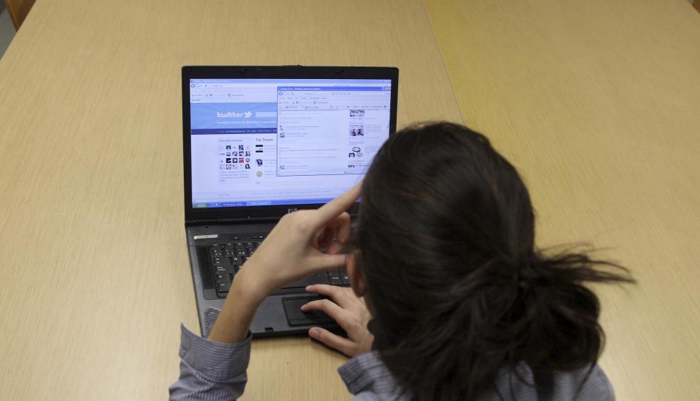 Una joven consulta sus redes sociales.