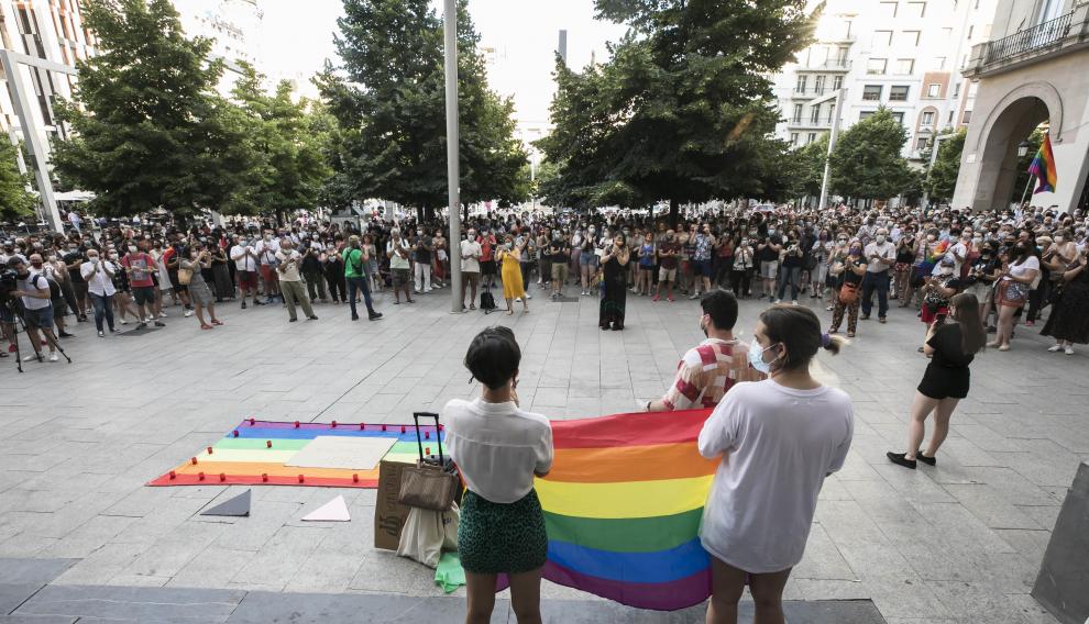 Protesta en Zaragoza por el asesinato homófobo de Samuel Luiz en La Coruña.