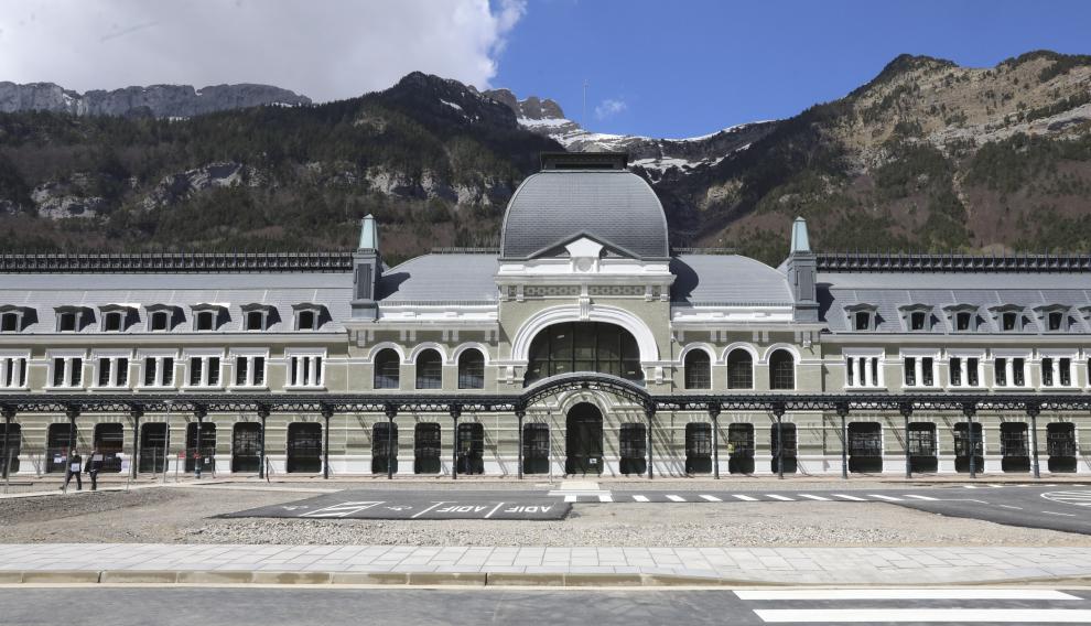 Entrada y porche de la Estación Internacional de Canfranc.