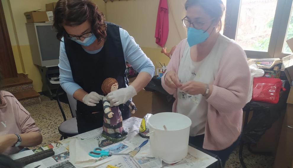 Socias de La Dolorosa de Mesones han confeccionado durante siete meses las piezas y escenas del Belén