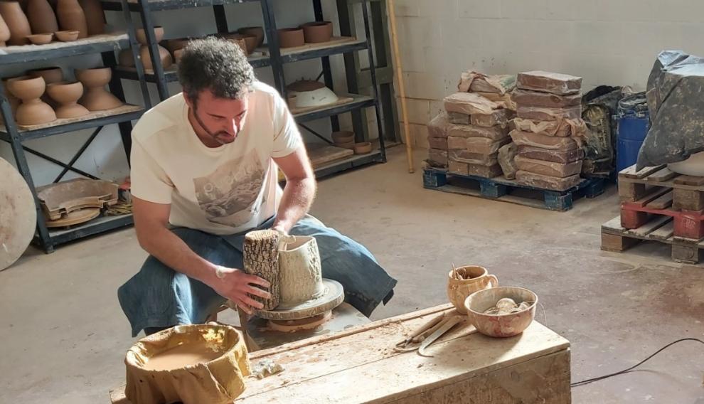 Néstor Pablo trabajando en el torno de su taller de Sediles.