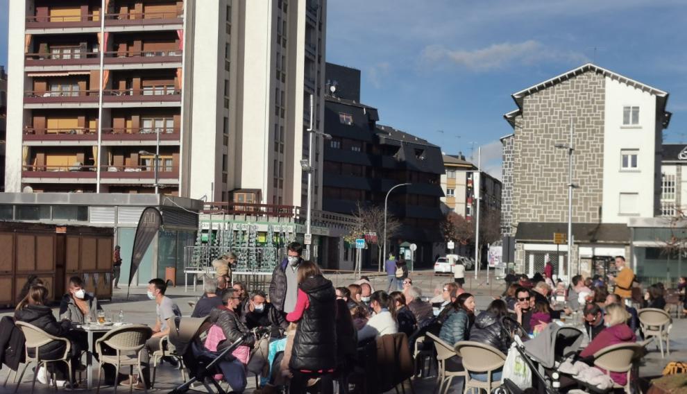 Veladores en la plaza Biscós de Jaca.