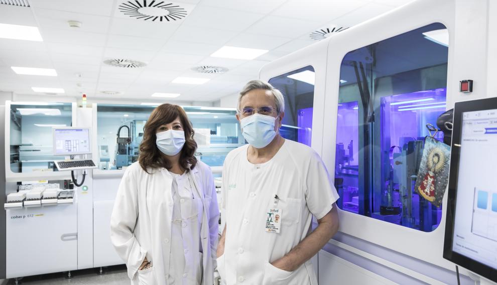 Yolanda Palacios y Antonio Rezusta, en el servicio de Microbiología del Hospital Miguel Servet.