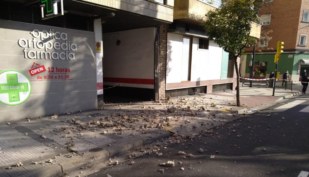 Escombros sobre la acera de la calle de Luis Vives tras el desprendimiento.