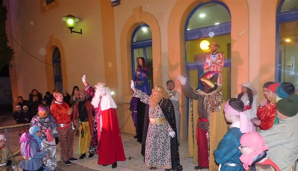 Los Reyes Magos, en la entrada de la estación de tren de Monzón en enero de 2020.