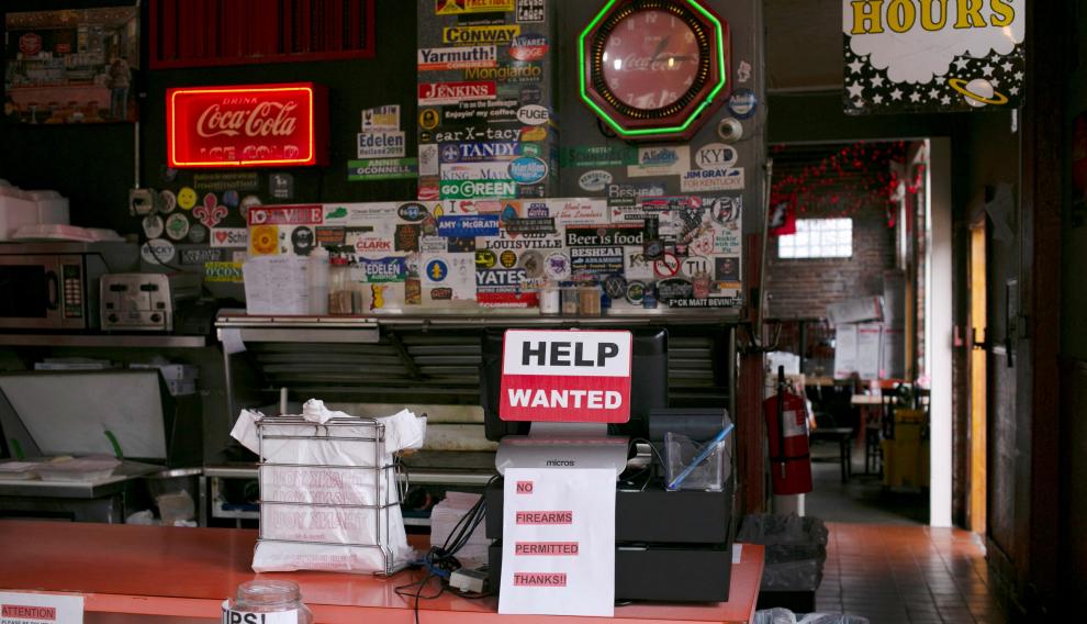 Los carteles con ofertas de empleo se están multiplicando en Estados Unidos.