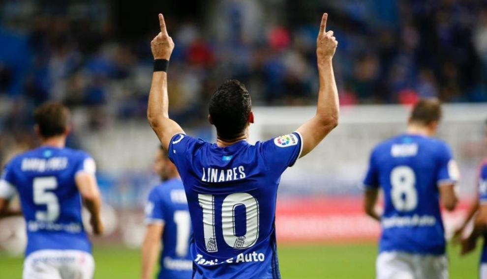 Linares celebra un gol con el Oviedo.