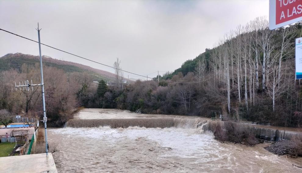 Una imagen de la crecida del río Aragón a su paso por Jaca esta mañana.