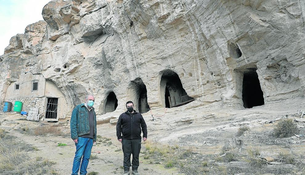 Rubén Sáez –derecha– y Javier Ibáñez, en las cuevas de Villalba, asociadas al Camino de los Almorávides.