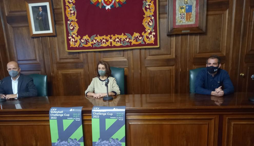 De izquierda a derecha, Carlos Ranera, Emma Buj y Carlos Aranda, en el Ayuntamiento.