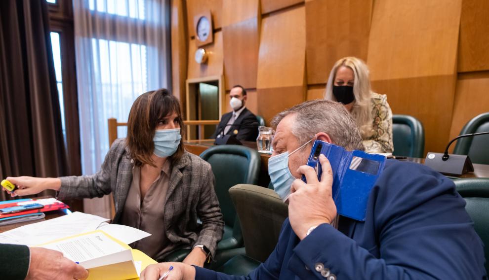 La portavoz del PSOE, Lola Ranera, y el concejal socialista Alfonso Gómez.