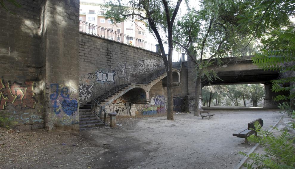 El supuesto parque lineal, bajo el puente de San Juan de la Cruz.