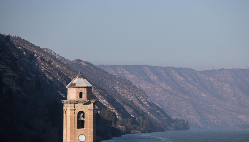La torre de la antigua iglesia de San Juan emerge del embalse de Ribarroja en Fayón