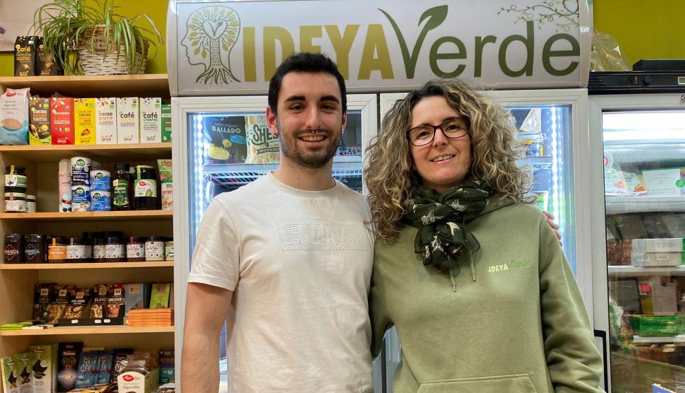 Diego Vela con su madre Susana Jerez, familia vegana al frente de la tienda Ideya Verde de Zaragoza.