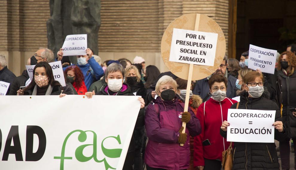 Asociaciones vecinales y colectivos han protestado este viernes ante el Ayuntamiento.