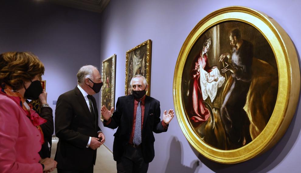 El director general de la Fundación Ibercaja, José Luis Rodrigo Escrig, flanqueado por los comisarios de la exposición, Palma Martínez-Burgos y Juan Antonio García de Castro, durante su recorrido por la exposición.
