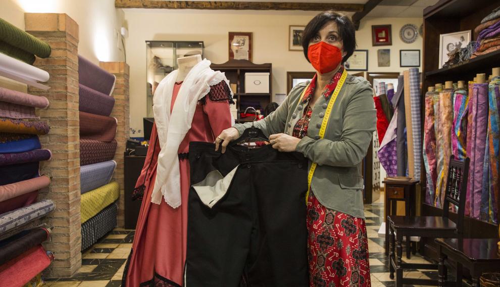 Traje goyesco para las fiestas de primavera de Zaragoza.