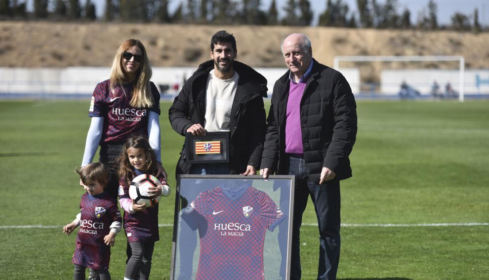 Lluis Sastre, acompañado por su mujer e hijos, ha sido homenajeado en el descanso por el Huesca.