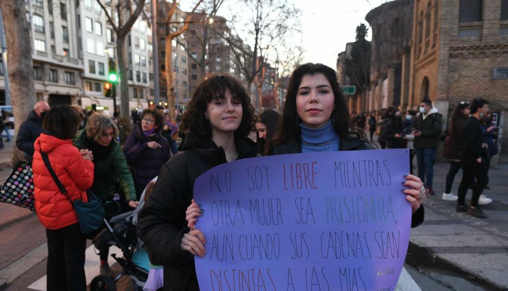 Iona Sagardia y Andrea Márquez con su pancarta en la protesta de este martes