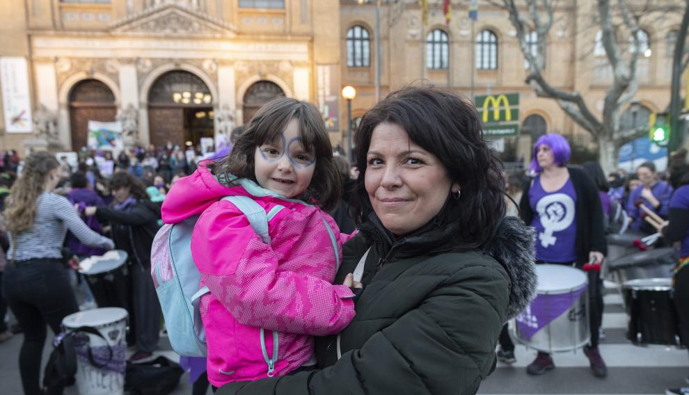 Vanesa Lázaro con su hija Ariadna asistieron a la marcha feminista que reunió a unas 6.000 personas