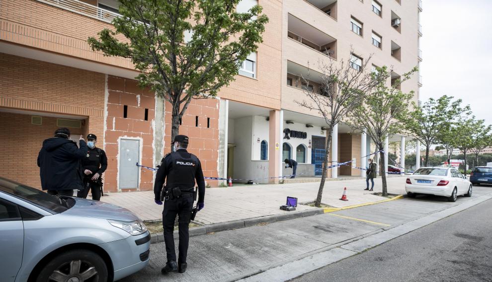 Agentes de la Policía Nacional inspeccionan la calle Mainar, el lugar donde se tiroteo el 6 de abril de 2020.