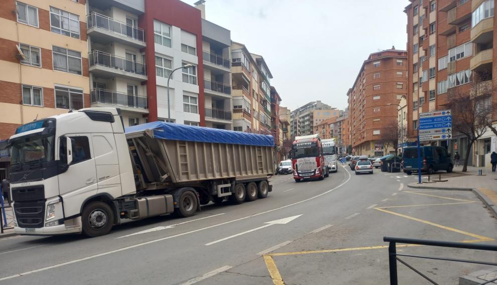 La caravana reivindicativa de los camioneros, a su paso por la avenida de Sagunto.