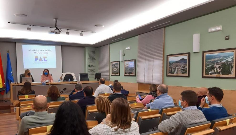 Asistentes a la asamblea anual de la FAC celebrada este viernes en Huesca.