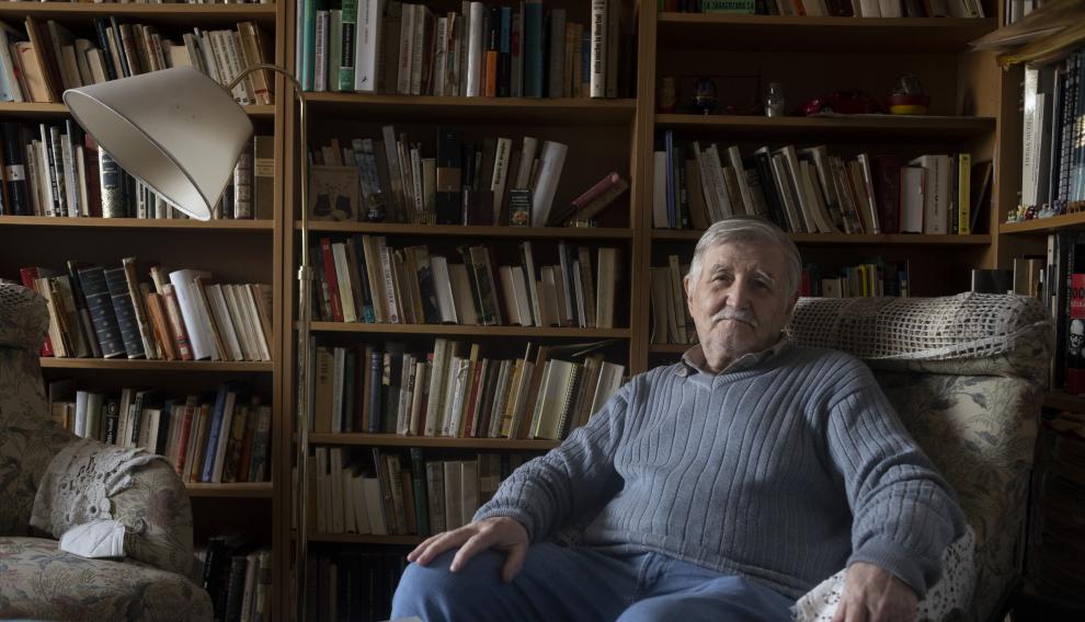 Adolfo Burriel acaba de publicar 'Antología propia': 300 páginas de poemas.
