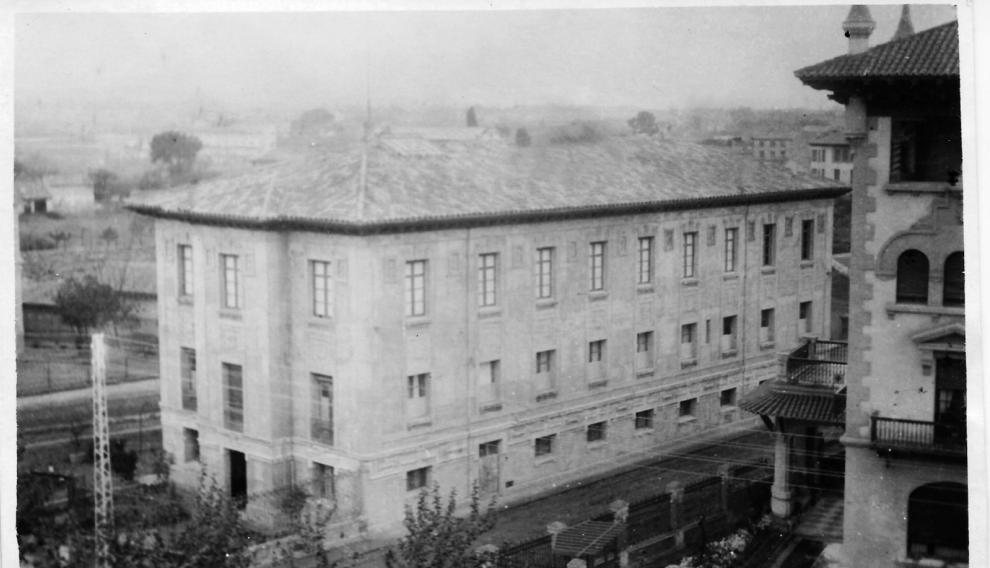 Imagen de 1928 del colegio original de las Carmelitas, en el actual paseo de Sagasta.