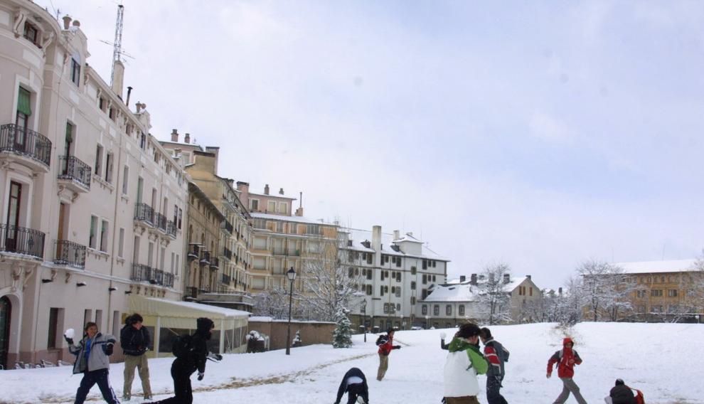 El temporal que se instaló en España a dos días de la llegada de la primavera trajo en Aragón fuertes rachas de viento y precipitaciones en forma de nieve en numerosos puntos de la Comunidad -además de las zonas pirenaicas y algunas de Teruel, la comarca de las Cinco Villas fue una de las más afectadas-.