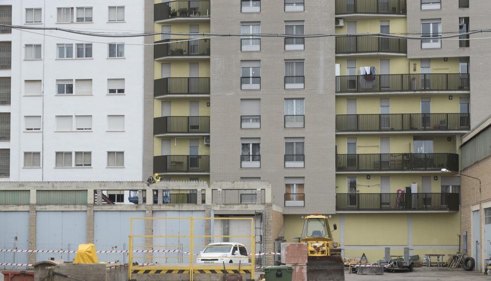 El edificio se levantó pegado a las naves con el compromiso de que estás se derribarían.