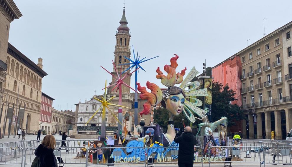 Un monumento típico de las Hogueras de San Juan de Alicante, en la plaza del Pilar.