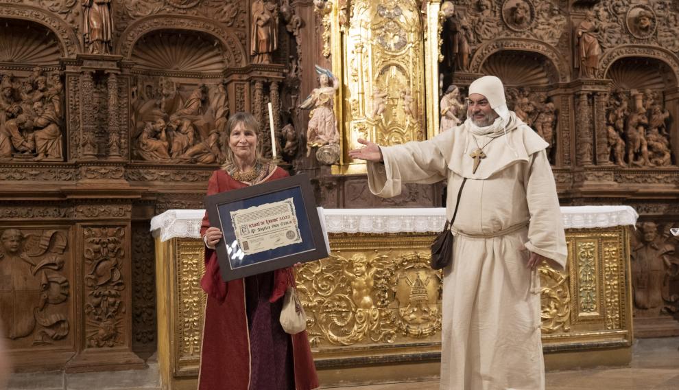 Entrega del Tirwal de Honor a Angelines Polo por la Federación de grupos recreacionistas.
