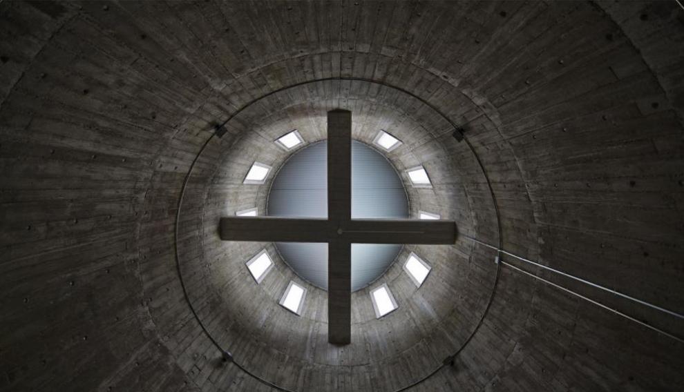 La singular visión de una de las torres interiores el Pablo Serrano.