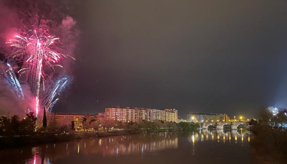 Fuegos artificiales a la orilla del Ebro