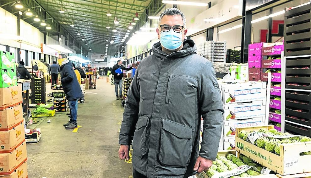Pedro Galindo, en la nave de fruta y verdura.