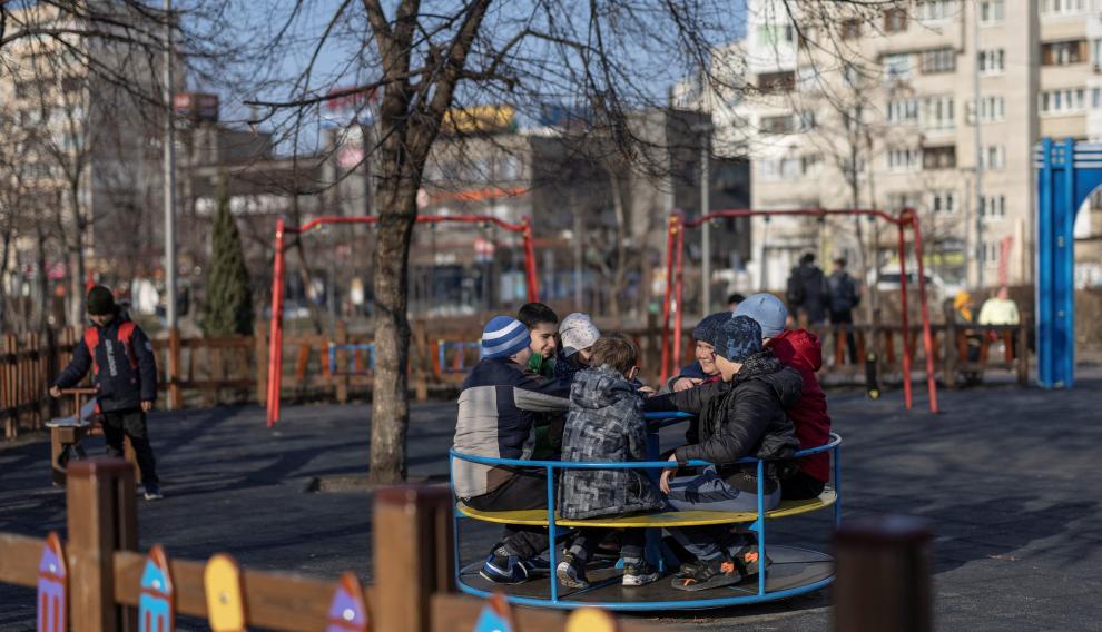 Niños en columpios de un parque de Kiev