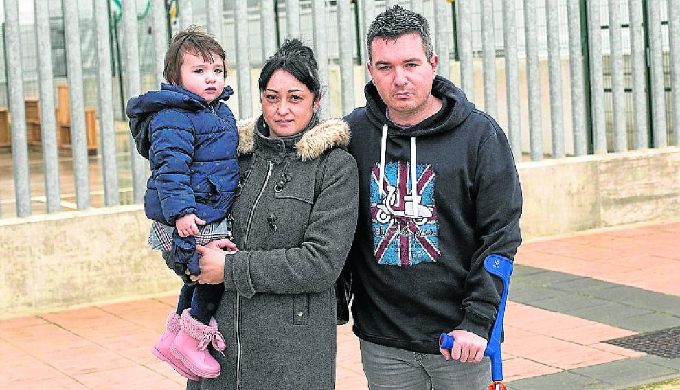 Almudena Chica y Daniel Anadón escolarizan a su hija en el barrio de Arcosur de Zaragoza.