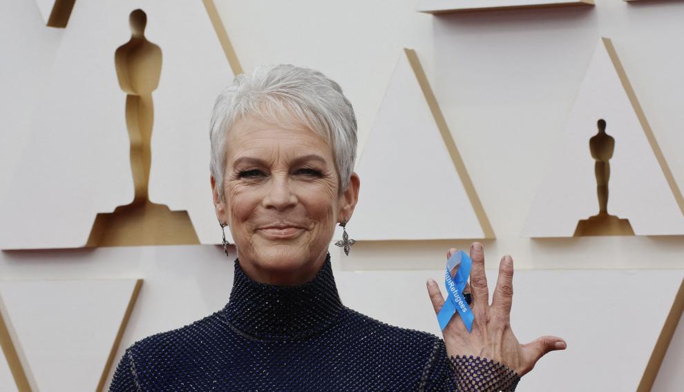 Jamie Lee Curtis enseñó un lazo azul en favor de los refugiados